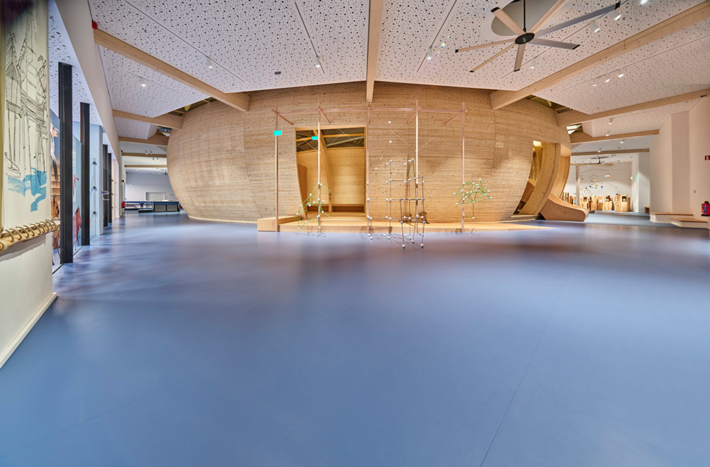 Blauer Kautschukboden steht in der Kindererlebniswelt für Wasser, darauf im Hintergrund die Arche Noah